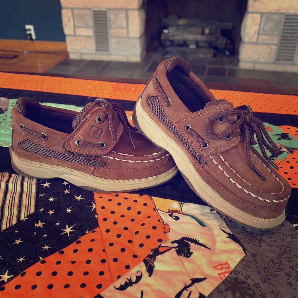 Toddler Boys brown Sperry shoes.